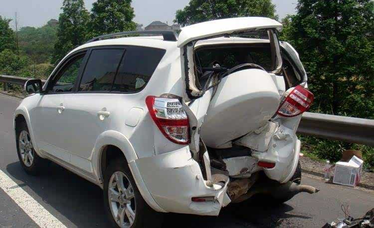 汽车发生追尾事故!我们需要做些什么?