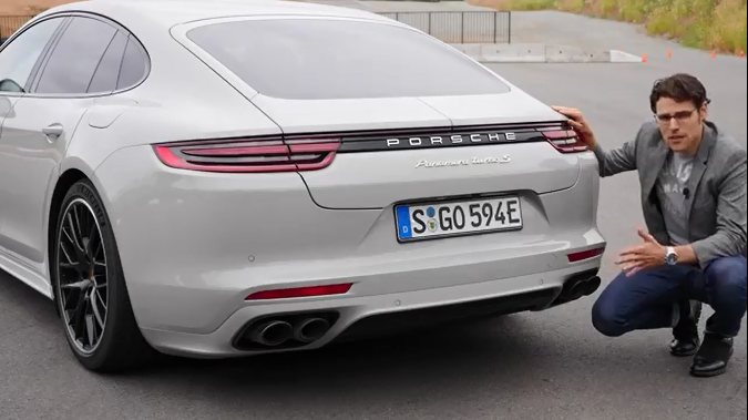 保时捷帕拉梅拉的车尾造型的整体展示