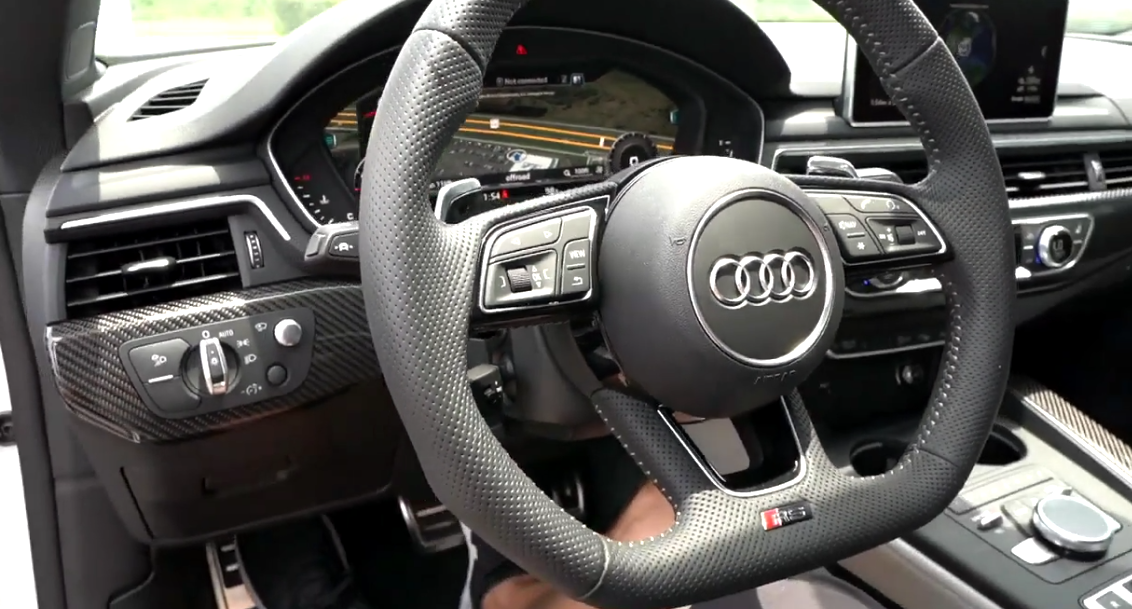 奥迪rs5拥有了皮革穿孔平底方向盘