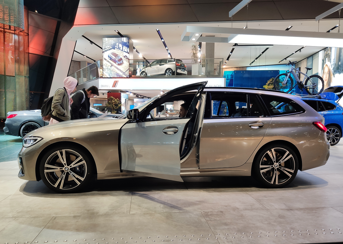 全新宝马330i旅行版海外实拍!