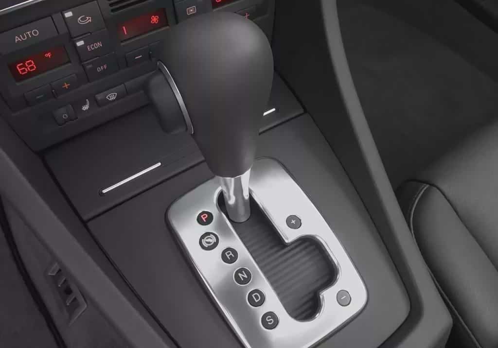 4,手动挡车停在坡道上拉手刹的同时最好别个档,上坡路挂倒挡,下坡路挂