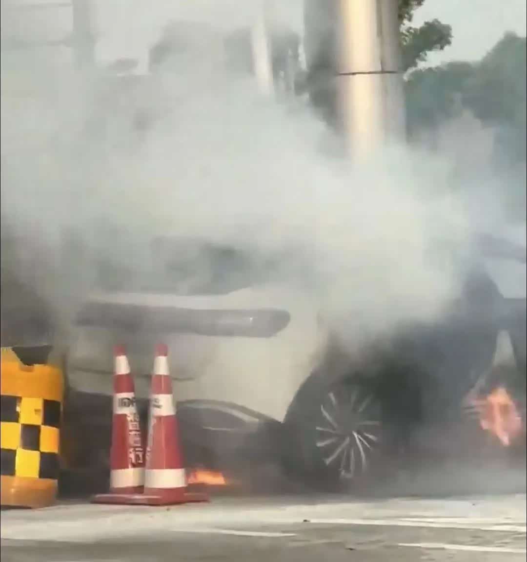 大众ID.4碰撞后瞬间起火，4人不幸遇难！不要买杂牌电动车_车家号_发现车生活_汽车之家