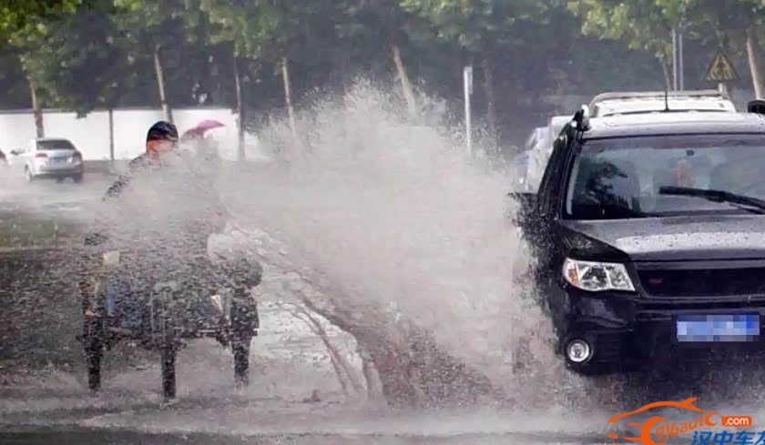 驾车溅人一身泥水跑了照样处罚你
