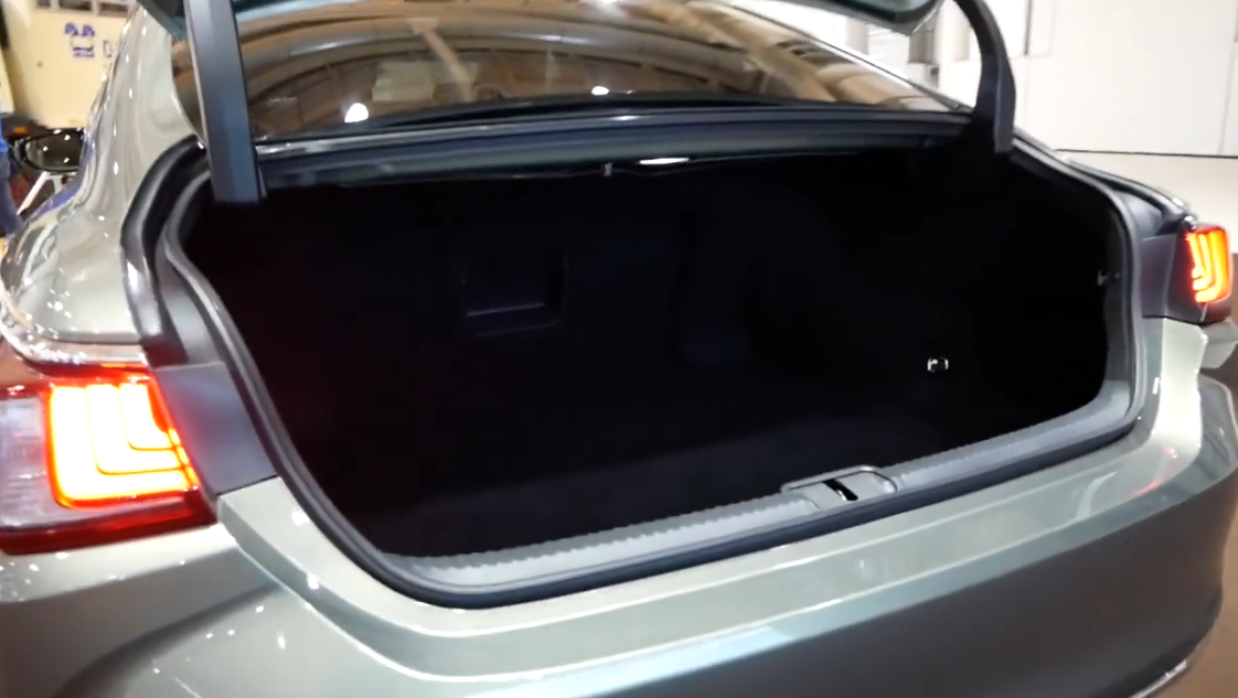 2020款 雷克萨斯 es 300h的后备箱空间展示