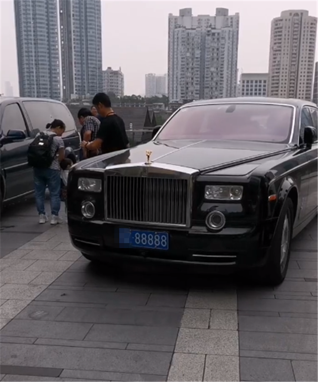 四川实拍04款劳斯莱斯幻影,落地920万,5.8秒破百,挂88888车牌