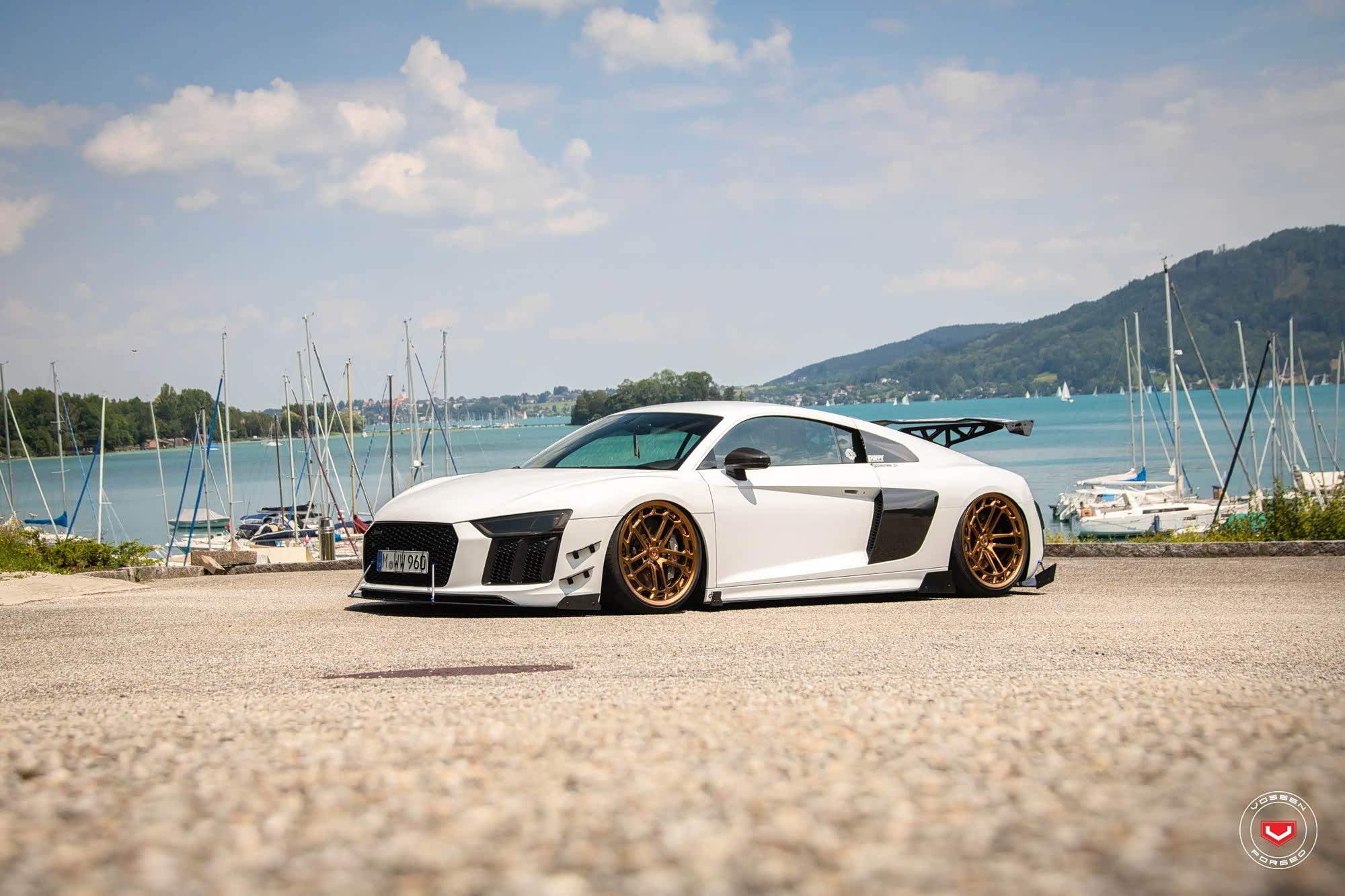 奥迪r8改装vossen lc2-c1金色轮毂和赛车车身套件