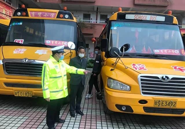 寮步大队联合镇教育局到育贤小学开展校车安全管理检查工作