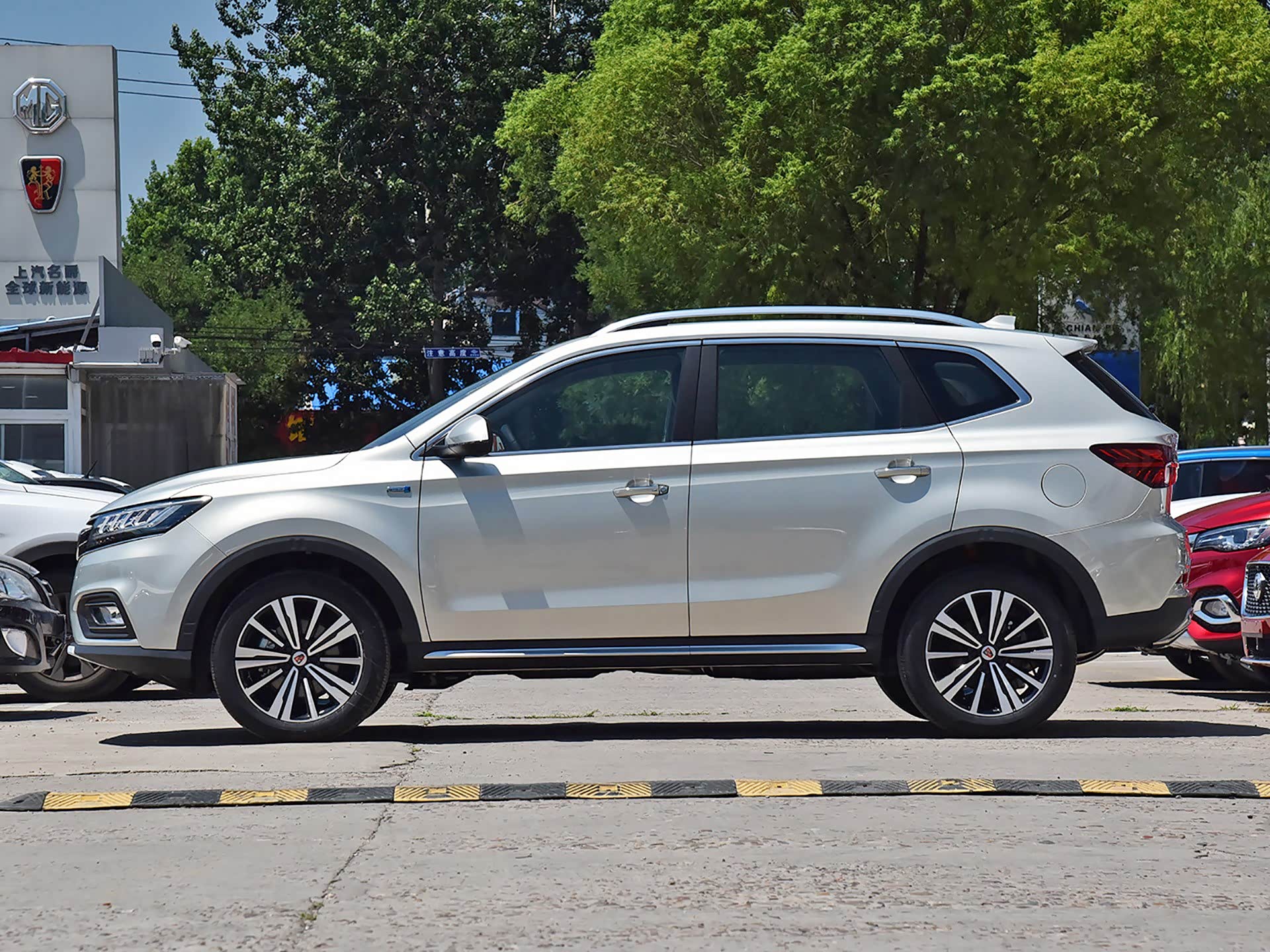 荣威rx5在818网上车展亮相 自主品牌紧凑型suv颜值担当