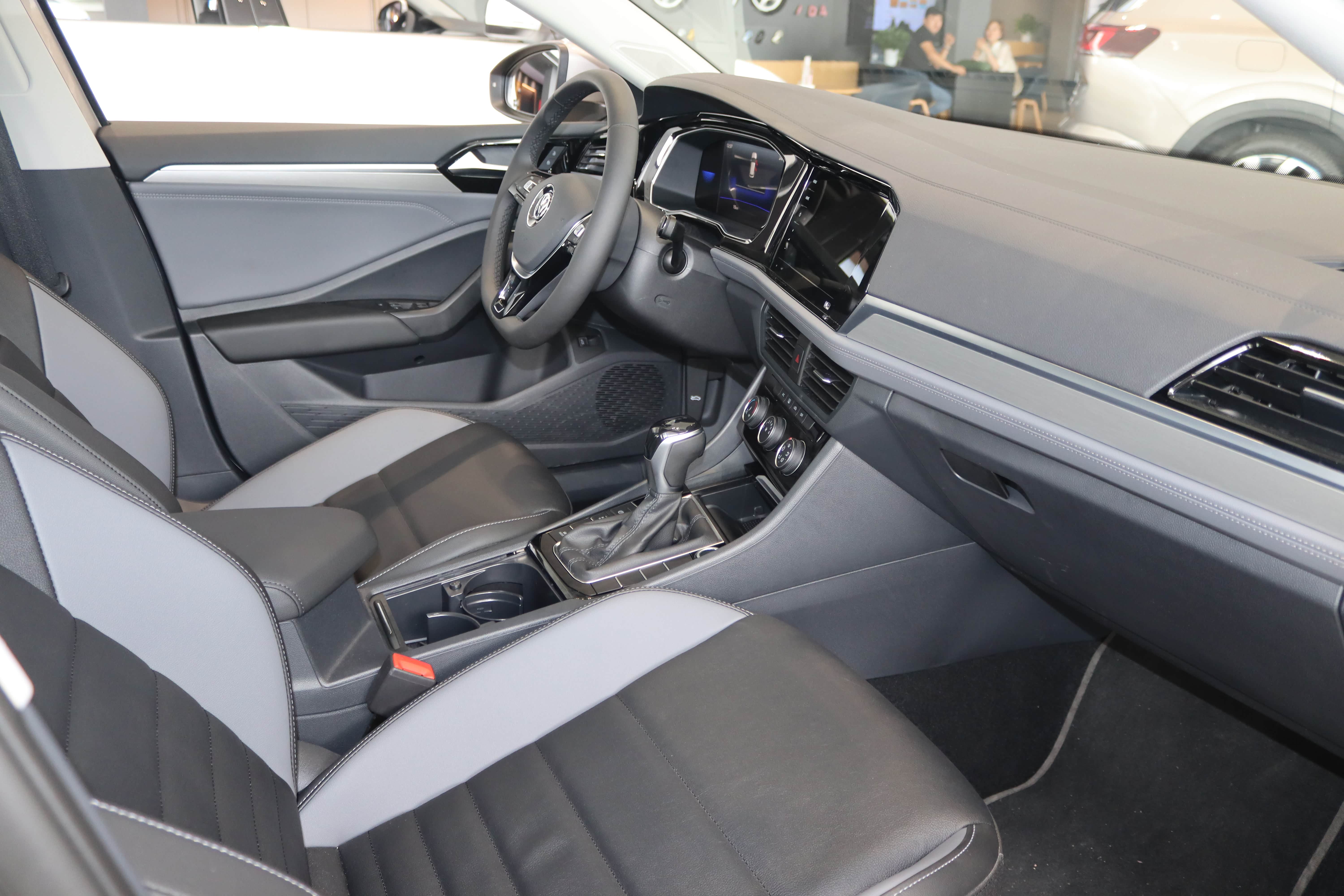 探店2021款大众速腾,金色涂装很少见,内饰高级,优惠幅度缩水!