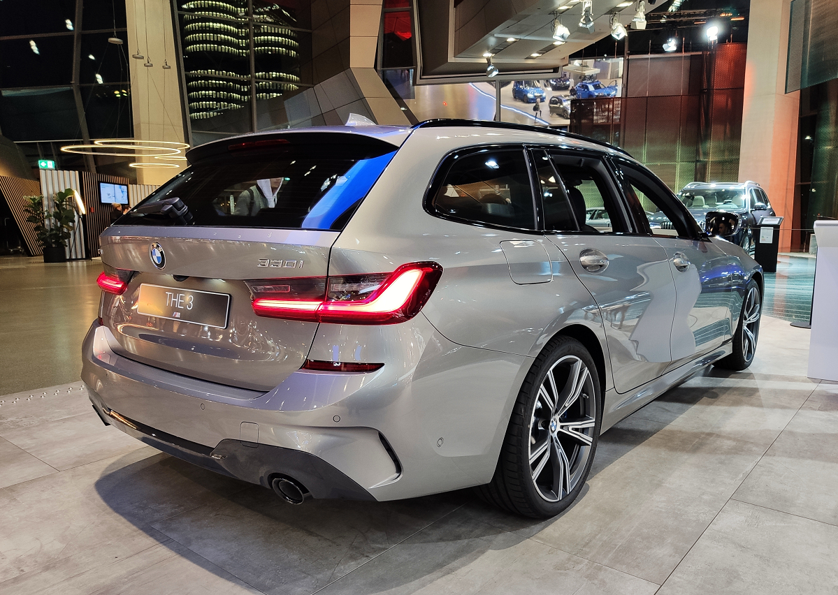 全新宝马330i旅行版海外实拍!