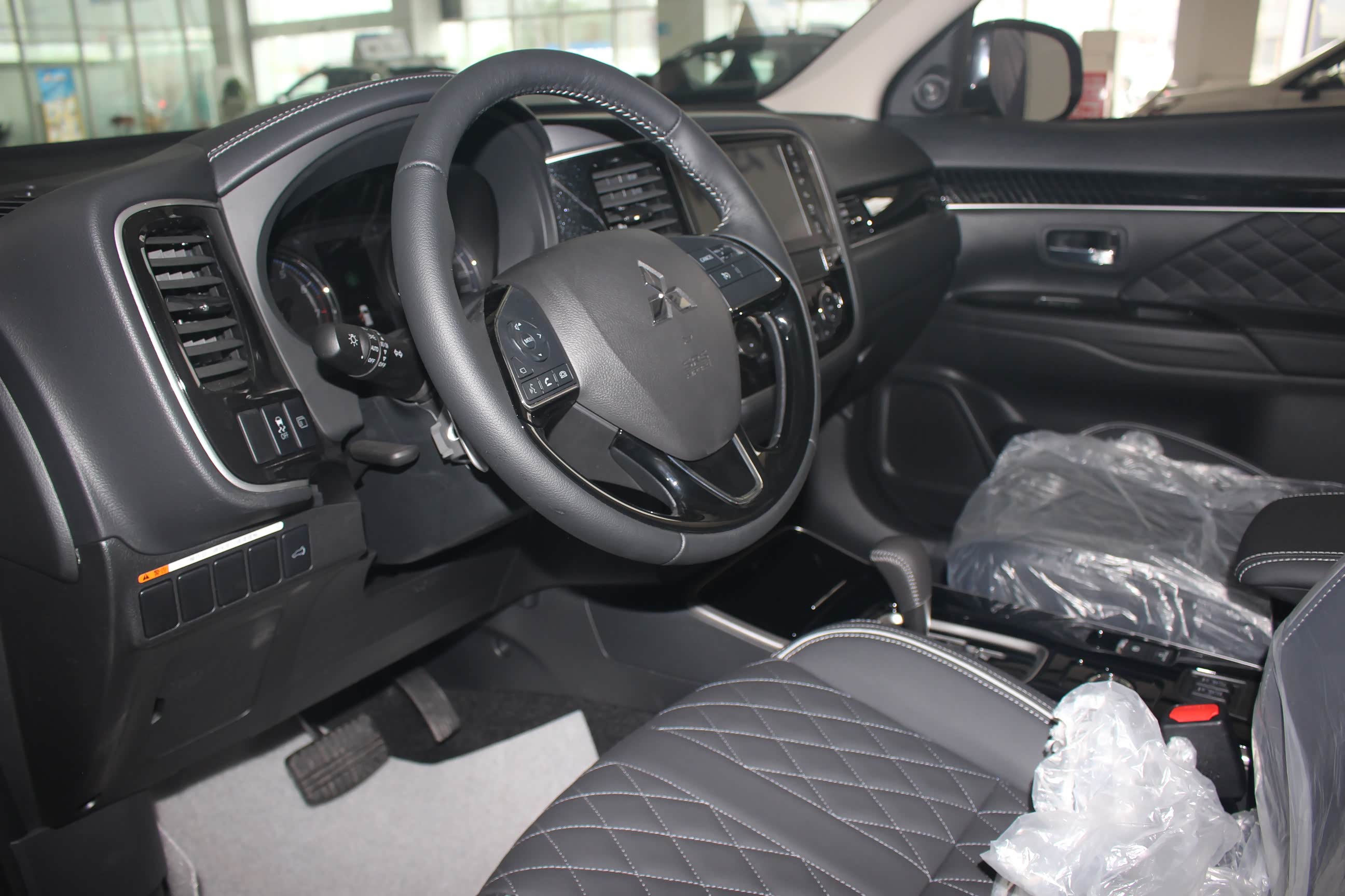 探店实拍2021款三菱欧蓝德,运动气息浓厚,动力一流,值得入手吗