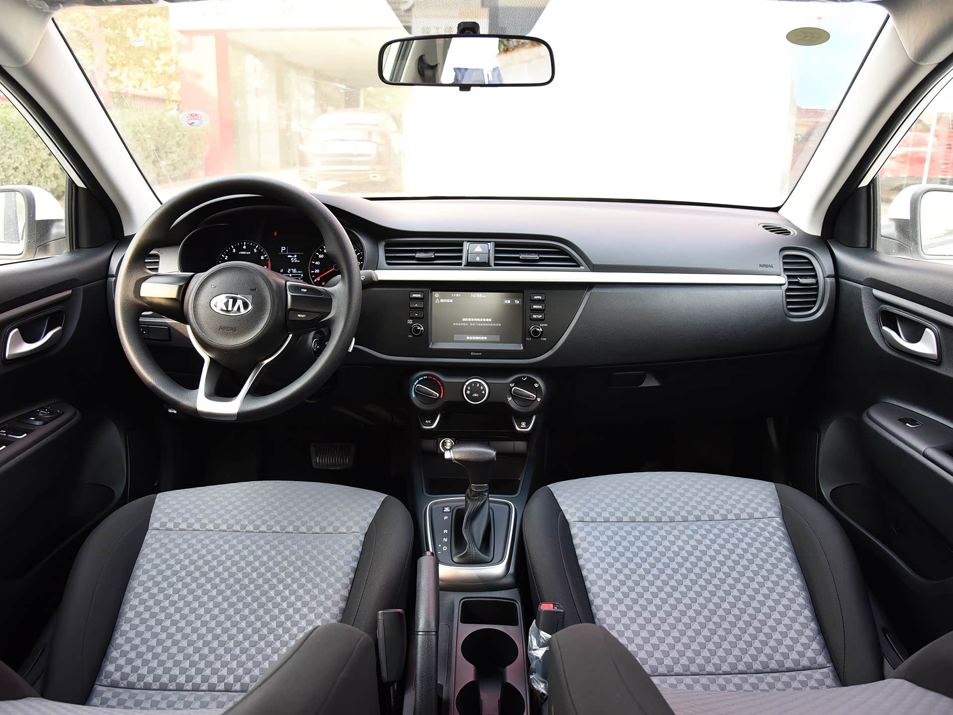 外观方面,延续了起亚家族式的设计语言,并添加了属于自己的个性元素