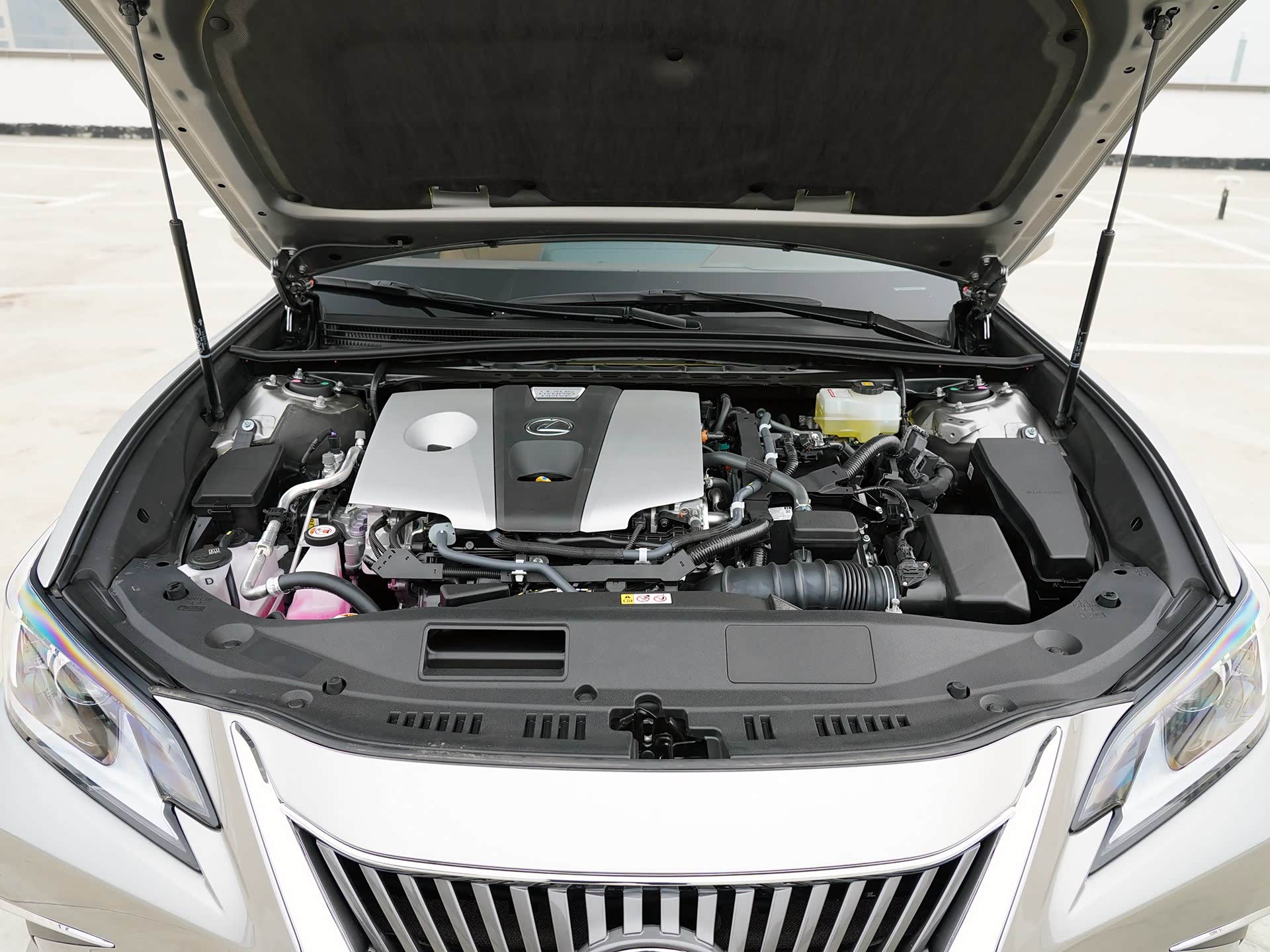 西安本地特价车:雷克萨斯es300h平价销售,现车可即时交付