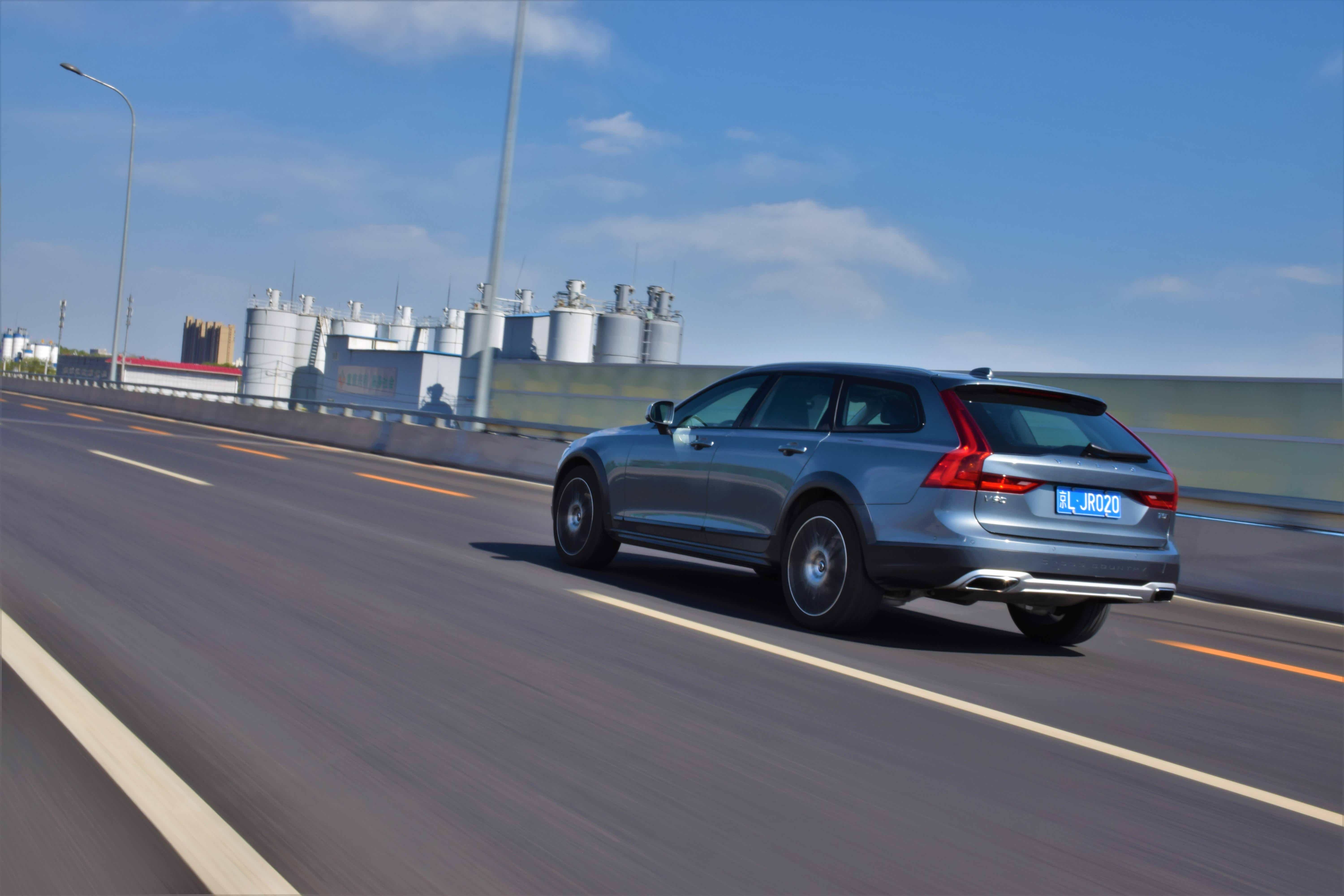 编辑说:综上所述,如果将选车比作相亲,那么沃尔沃v90 cc一定是"抢手货