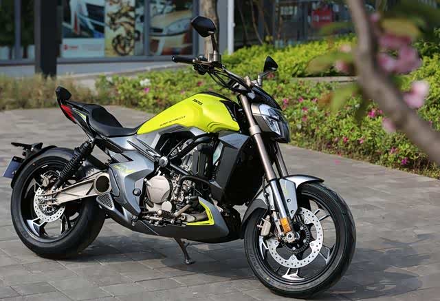 300cc单缸水冷,国四油耗3.1l,一箱油跑500km