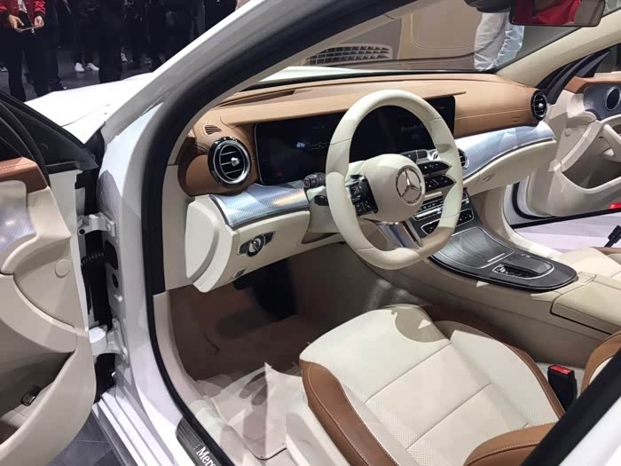 能看到内饰最大的变化来自方向盘的造型,这也是继全新s级之后,奔驰第