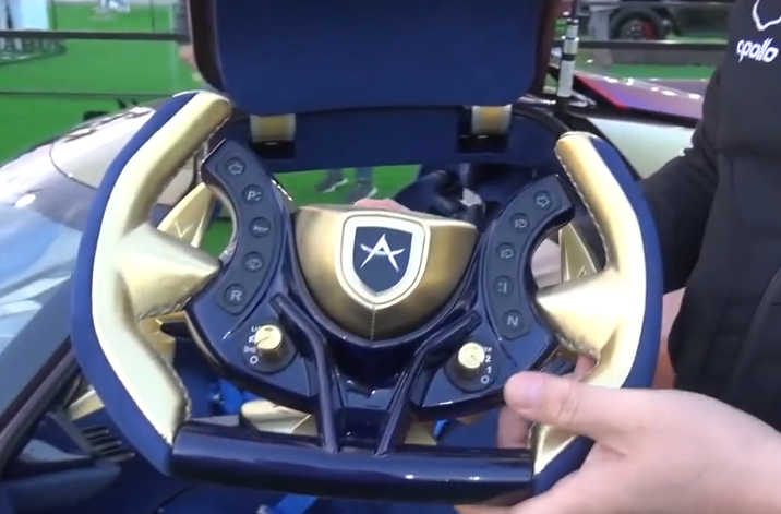 带你看看超级跑车阿波罗apollo ie的方向盘