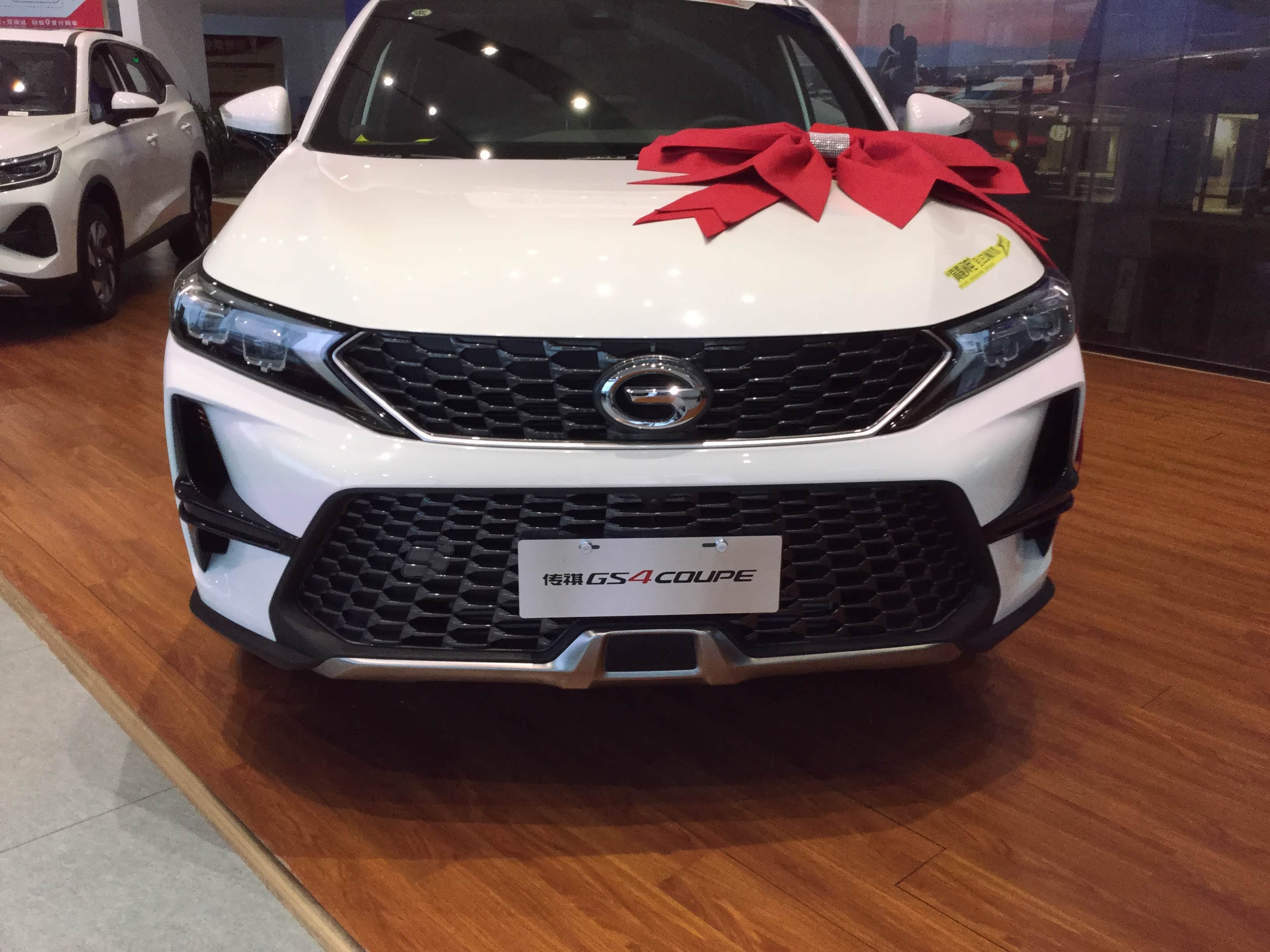 到店实拍2020款传祺gs4 coupe,白色涂装很适合女生,售价是惊喜