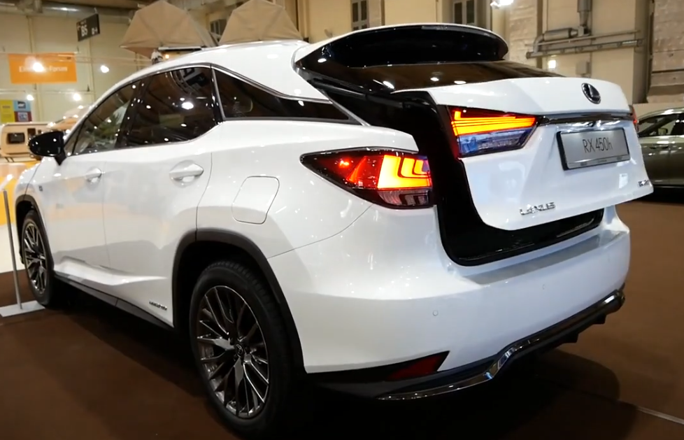 最新一代 雷克萨斯 rs 450h f-sport的后备箱空间展示