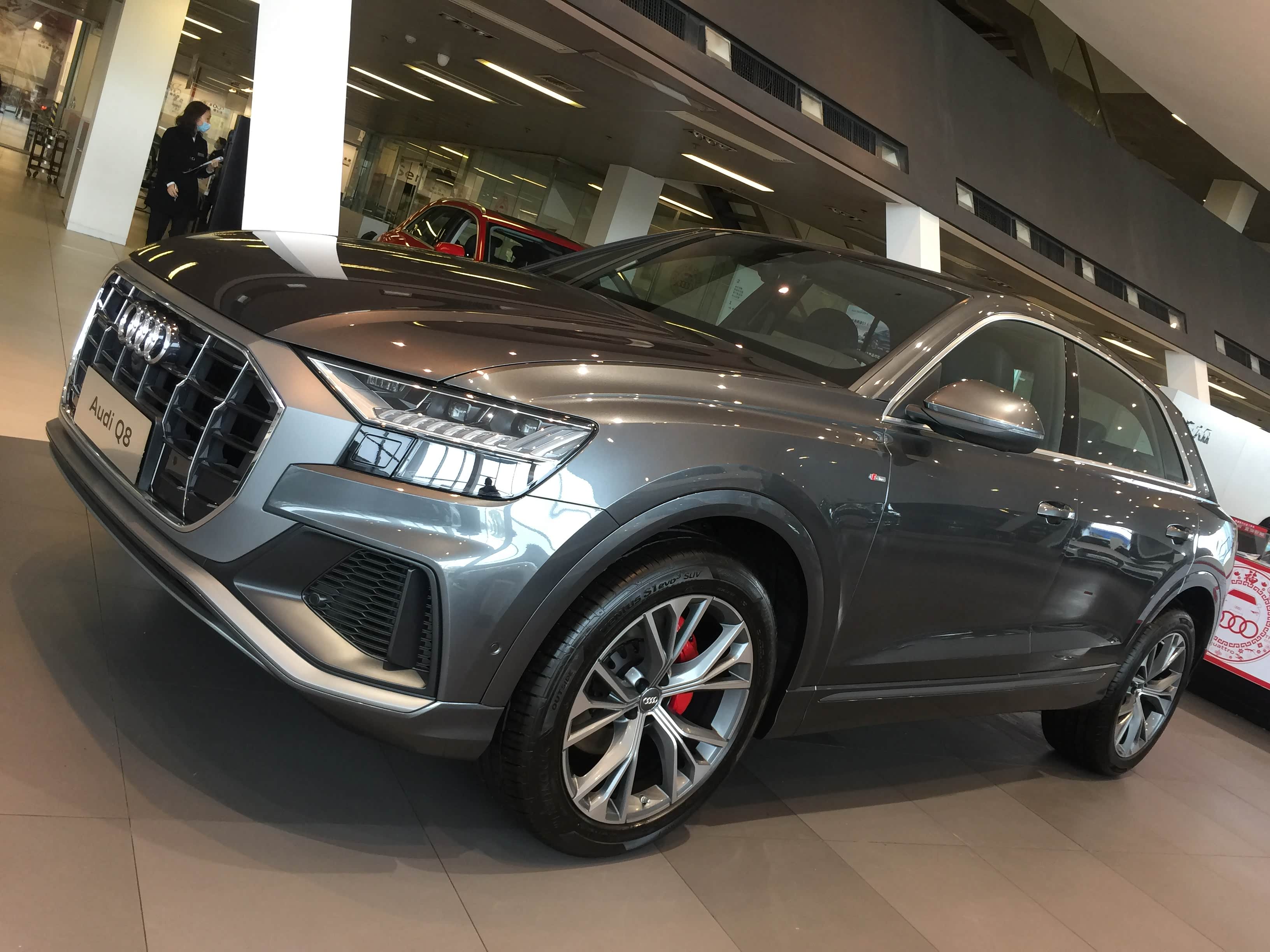 豪华车该有的样子都有到店实拍奥迪q8价格比奔驰gle良心得多
