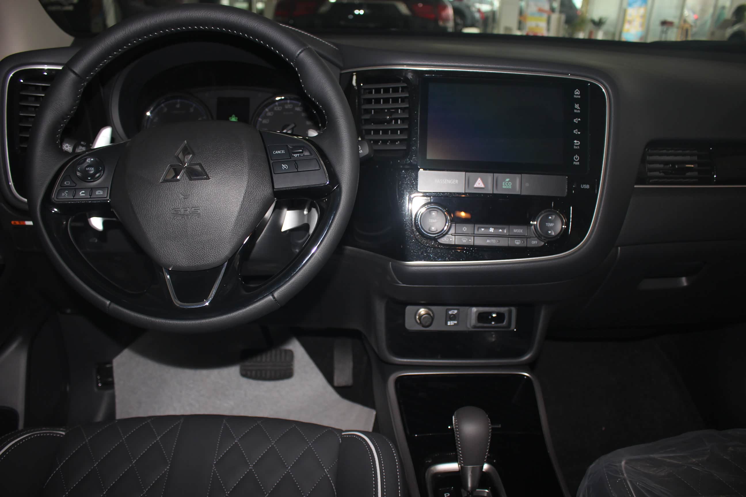 探店实拍2021款三菱欧蓝德,运动气息浓厚,动力一流,值得入手吗