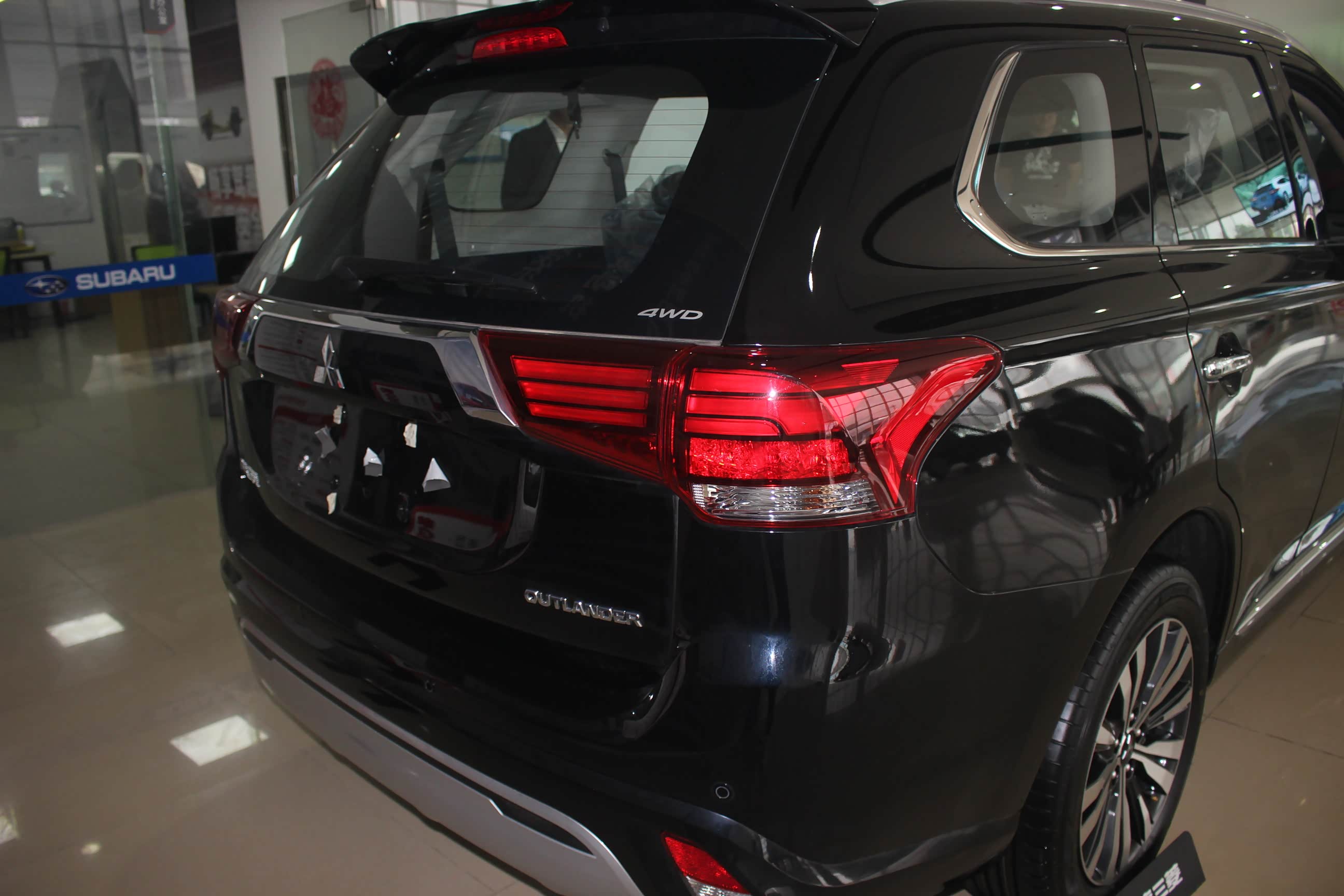 探店实拍2021款三菱欧蓝德,运动气息浓厚,动力一流,值得入手吗