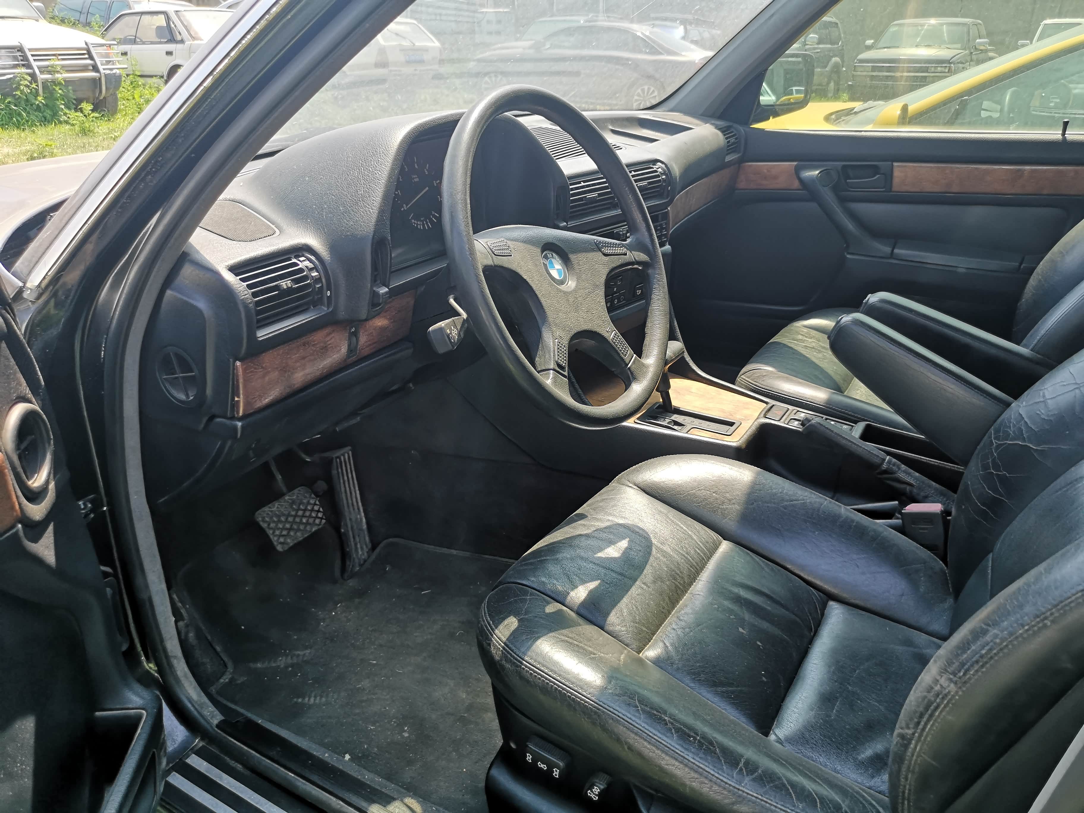 向主驾一侧略微倾斜的中控台设计层次分明,细腻的内饰用料将第二代7系