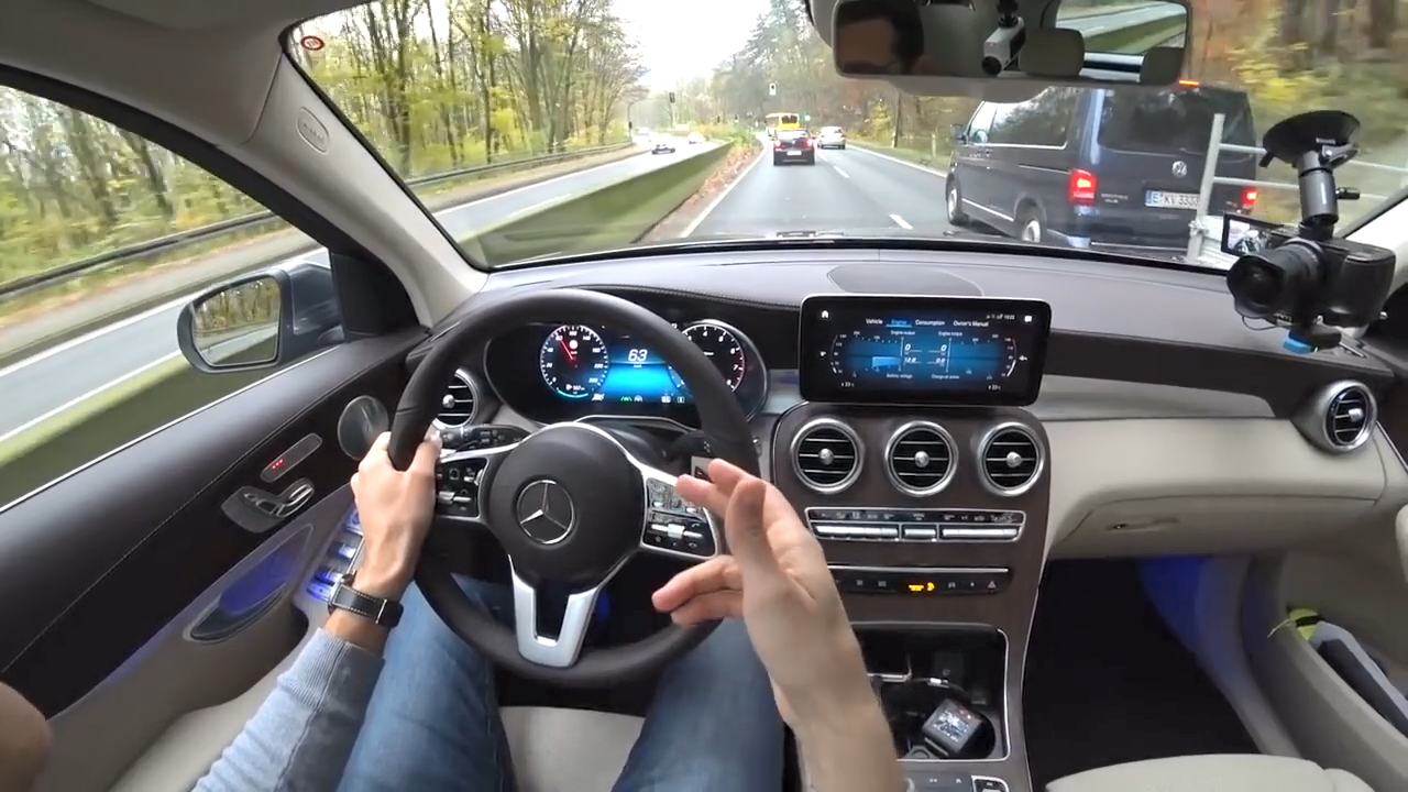 疾驰在路上的梅赛德斯奔驰-glc 300第一视角展示!