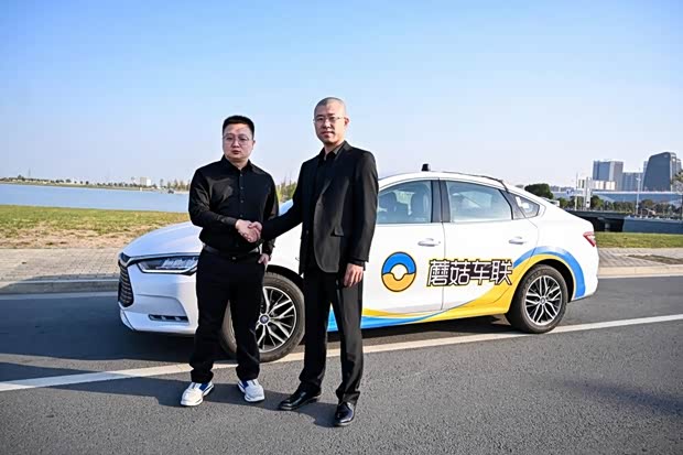 比亚迪智能驾驶首席专家王欢体验车路云一体化的自动驾驶秦pro ev