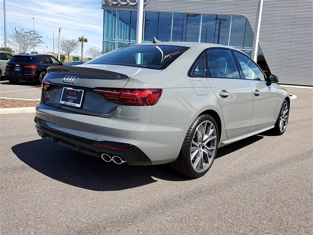 2020款奥迪s4运动个性的造型配合水泥灰涂装非常帅气