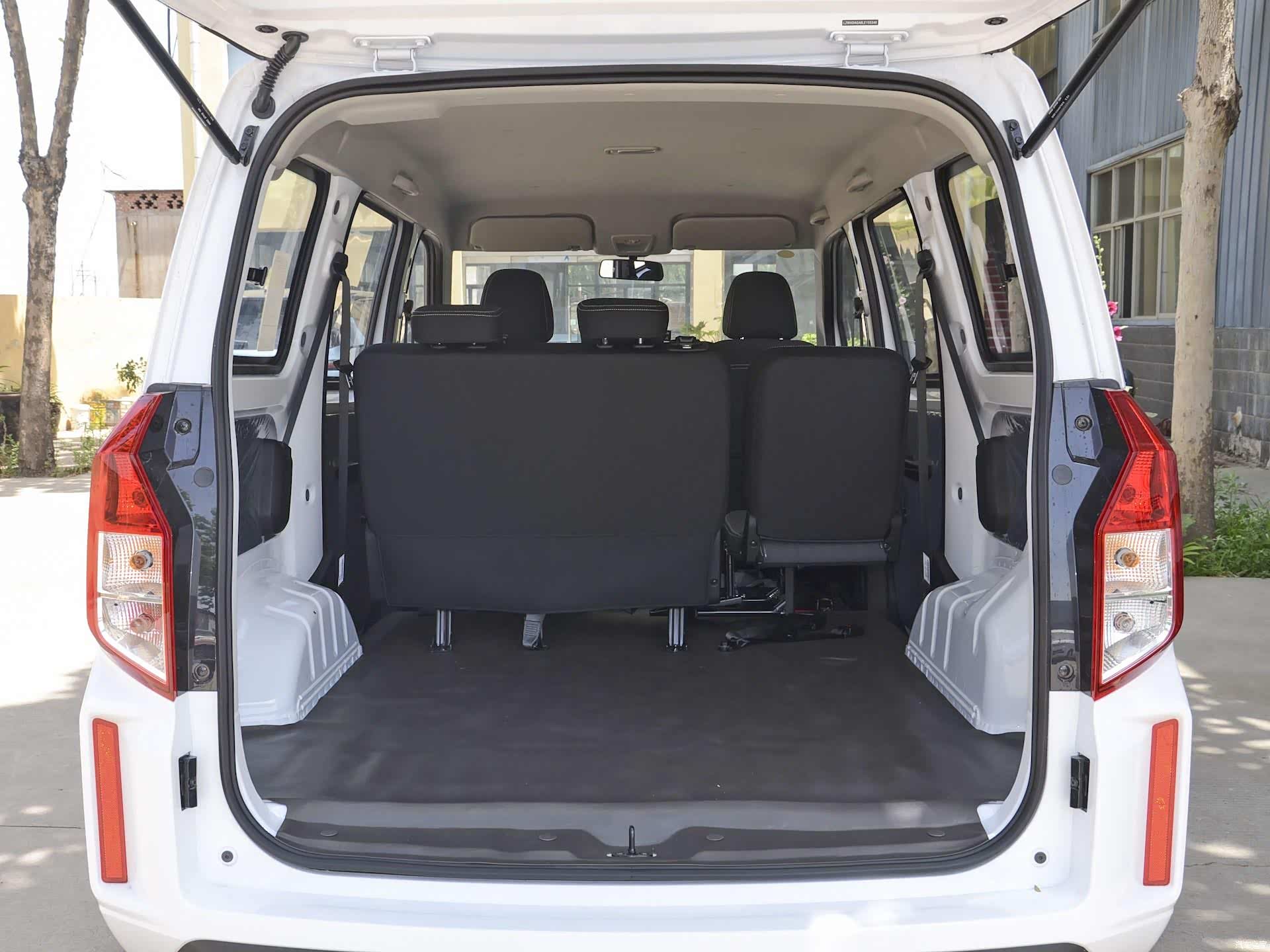 想要摆地摊,这辆大空间mpv适合你,皮实耐造,拉人拉货都不弱