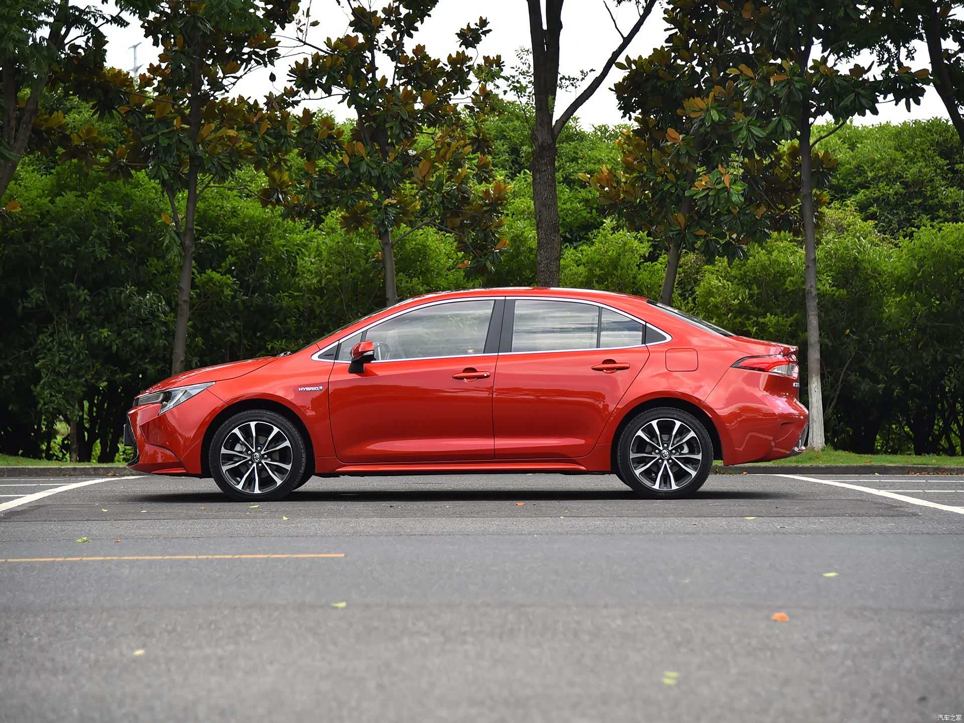 丰田又一款实力派来袭,外观时尚,油耗仅4.5l