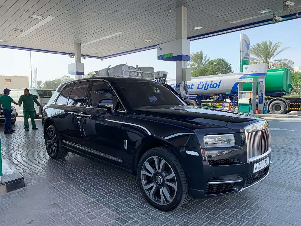 劳斯莱斯去冲沙车标是水晶的车牌号比车贵100多万