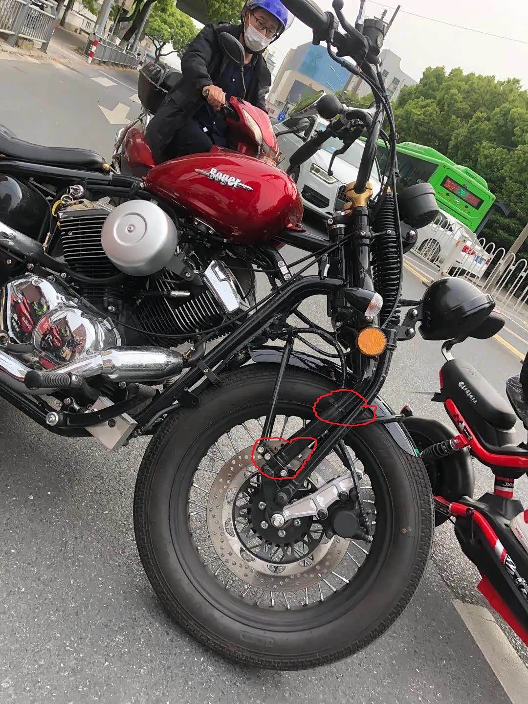 车友加装挡泥板引发事故?国产博格v250摩托车前叉折弯事件追踪