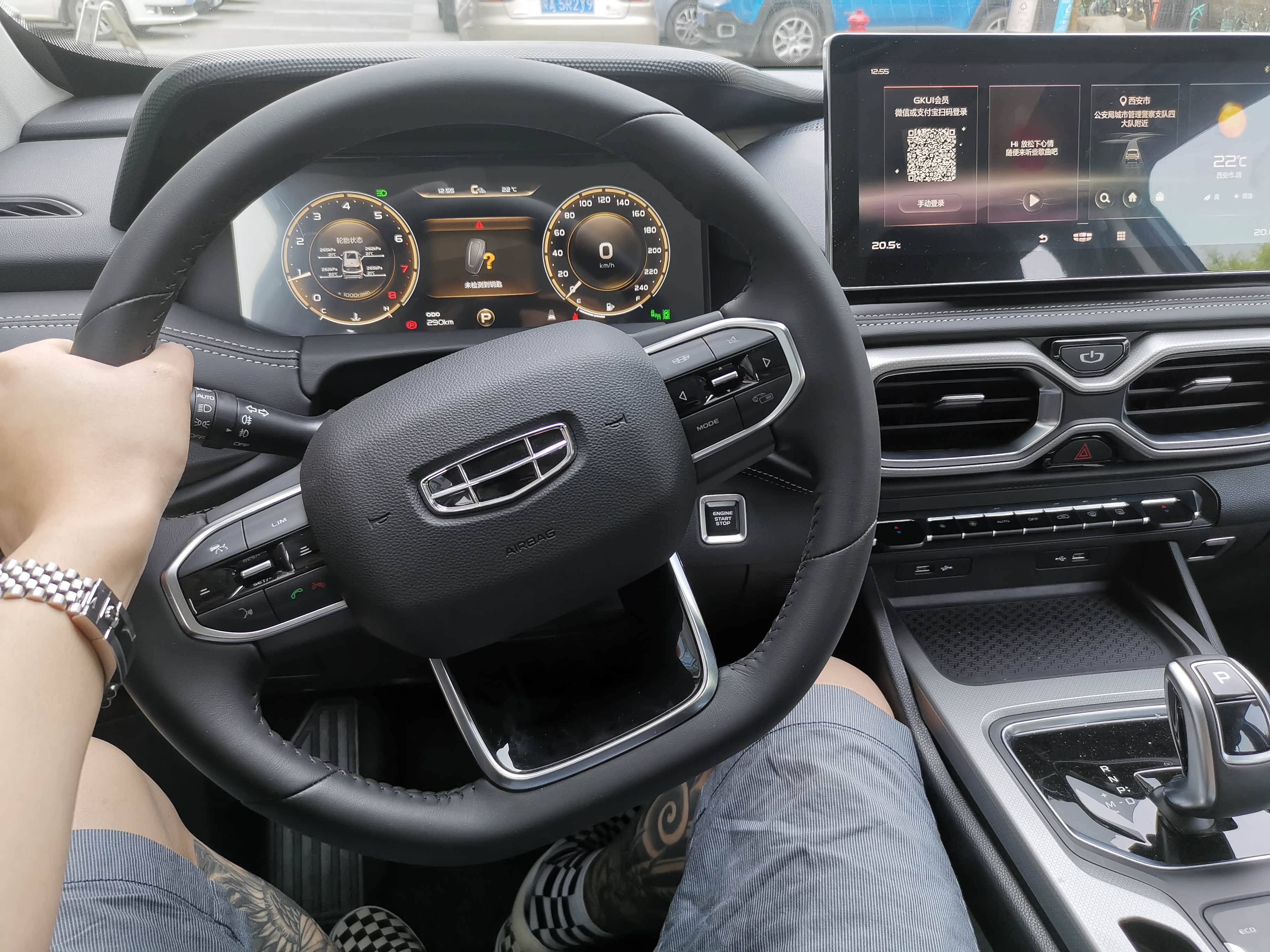 吉利豪越内饰首曝光:任选5/7座,轴距2815mm,配60英寸巨幕天窗