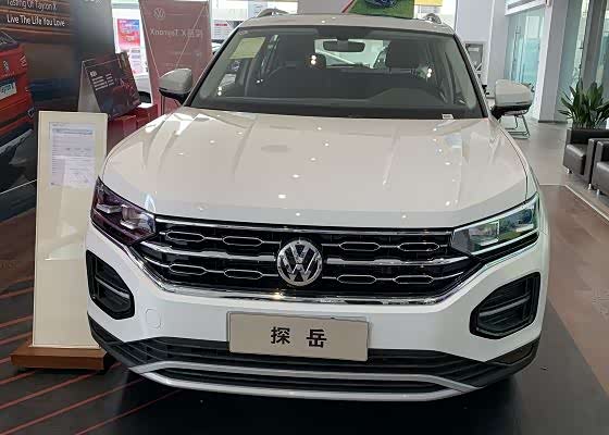 2020款大众探岳到店,白色涂装很大方,装饰车身铭牌,配全时四驱