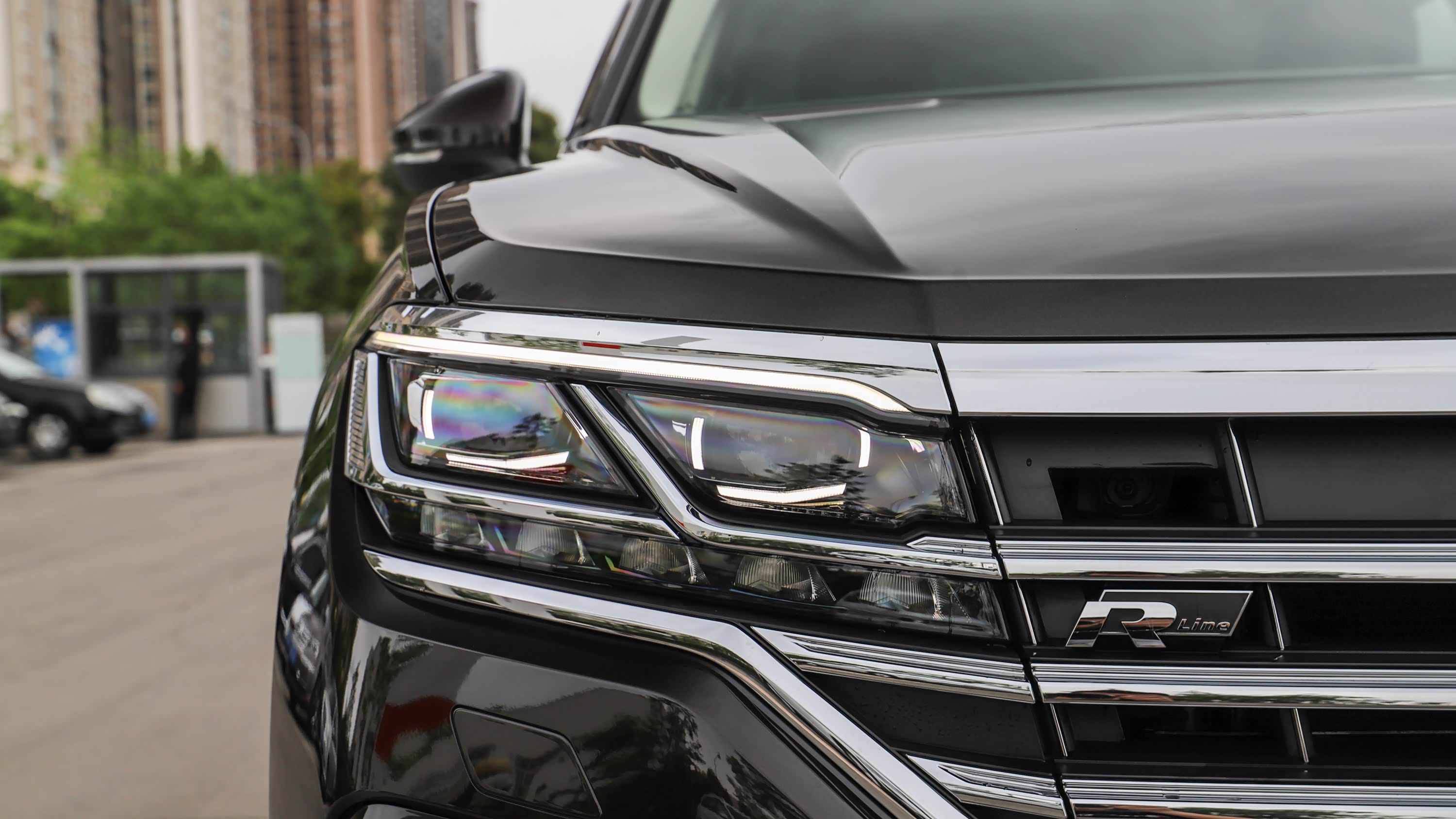 途锐3.0t锐尊版上市!v6机头340匹马力,0-100km/h加速5.9秒!