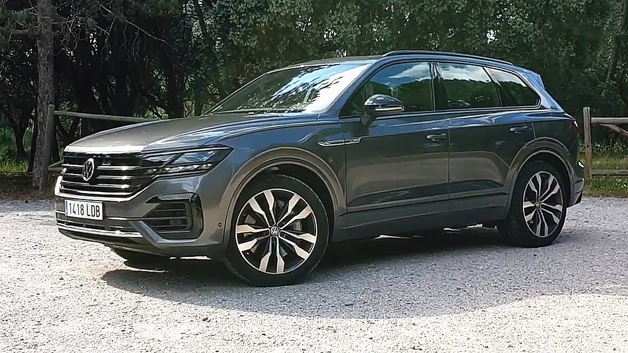 试驾2020款大众途锐v8,朝后备箱踢一脚,打开底盘升降,心动了