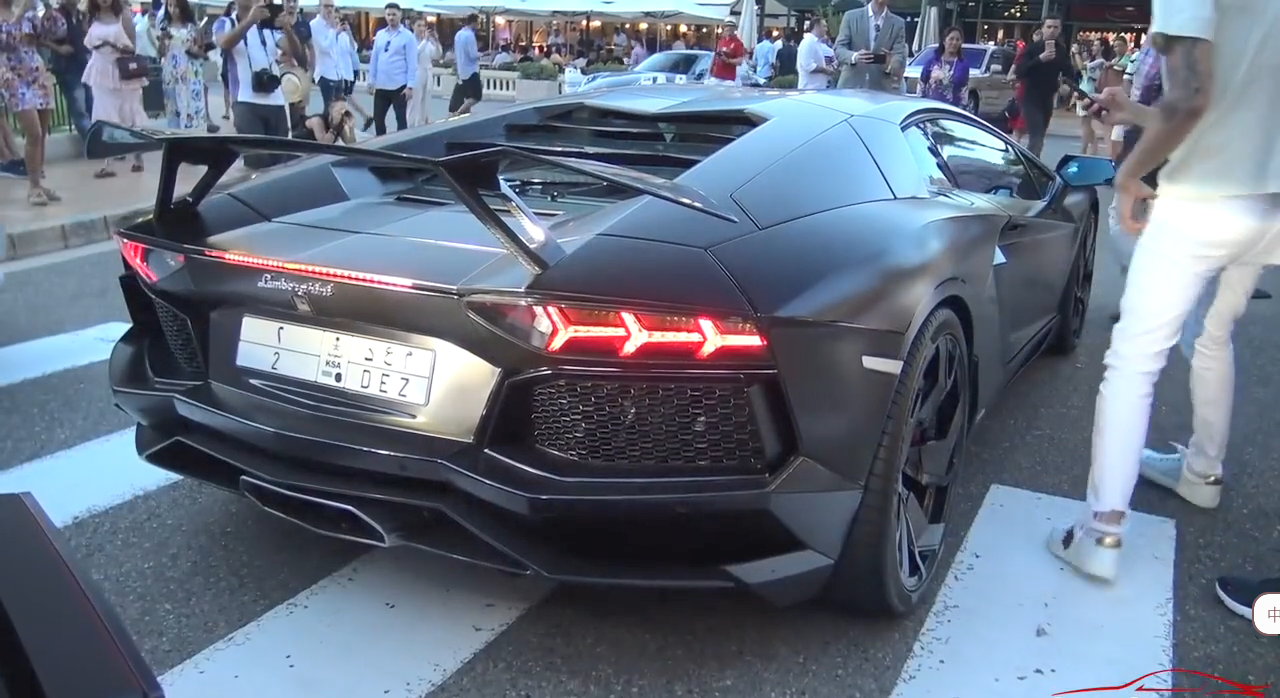 低趴的兰博基尼,鱼骨式尾灯展示