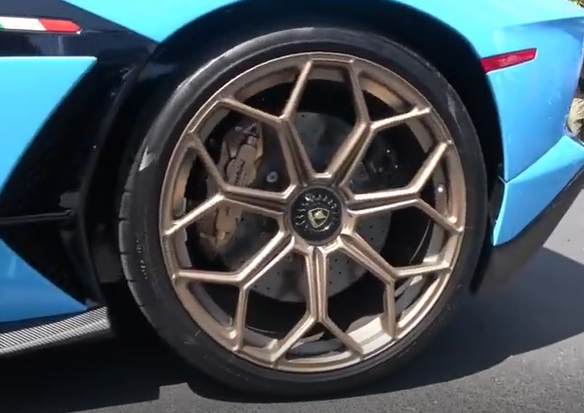 豪华跑车兰博基尼搭载的车轮轮毂展示
