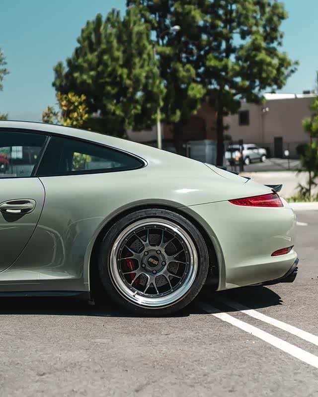 保时捷911,bbs轮毂与车身颜色很赞!