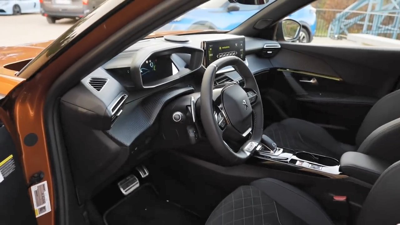 动感时尚的全新标致2008gt车内内饰展示!