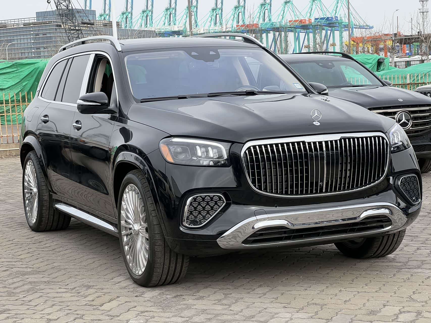 奔驰迈巴赫gls600玛奇朵红四座内饰260万