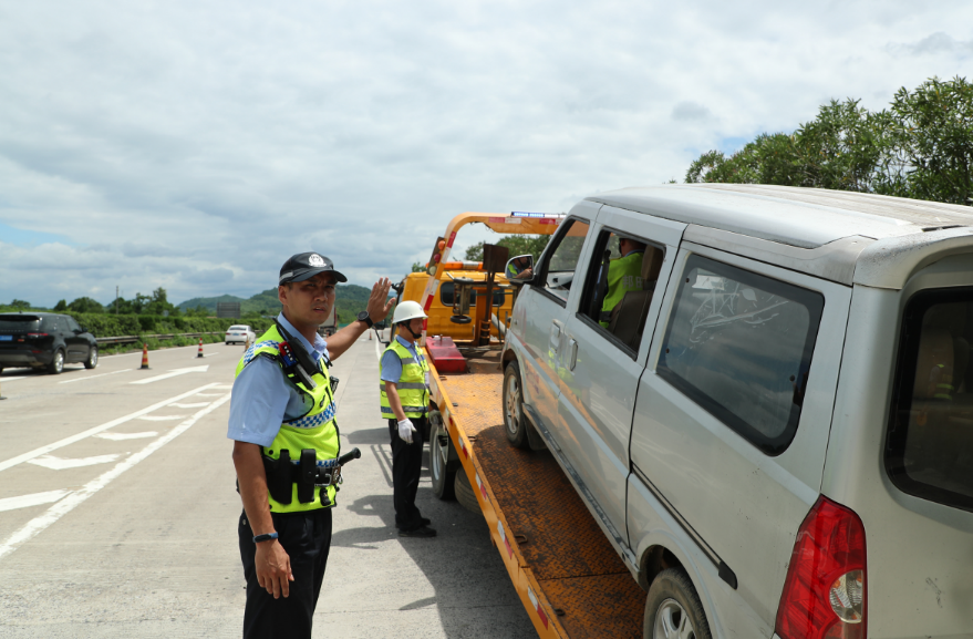 桂林交警开展"四位一体"联动型道路交通事故应急救援演练