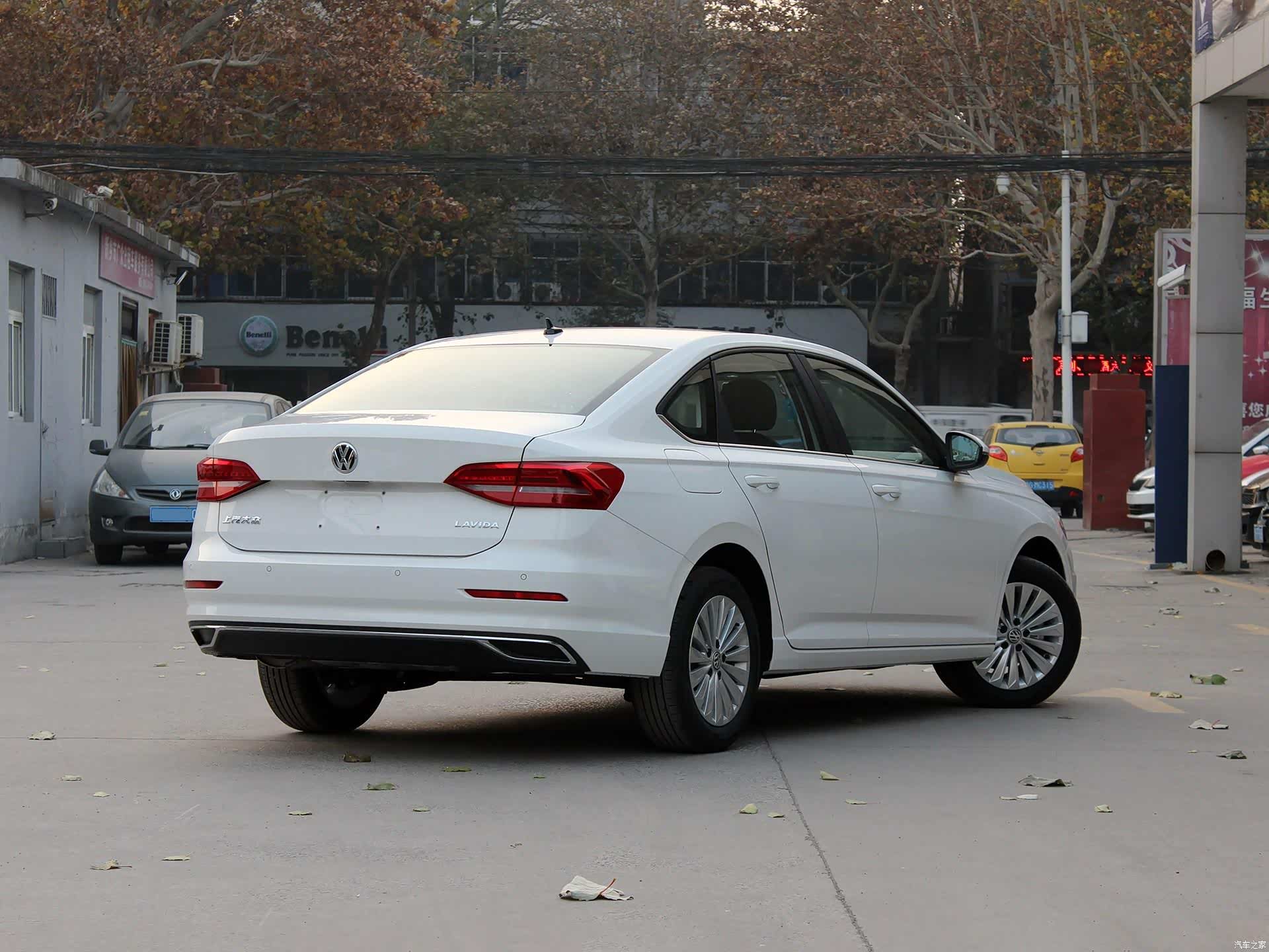 10万选什么家用车比较好?大众朗逸了解一下