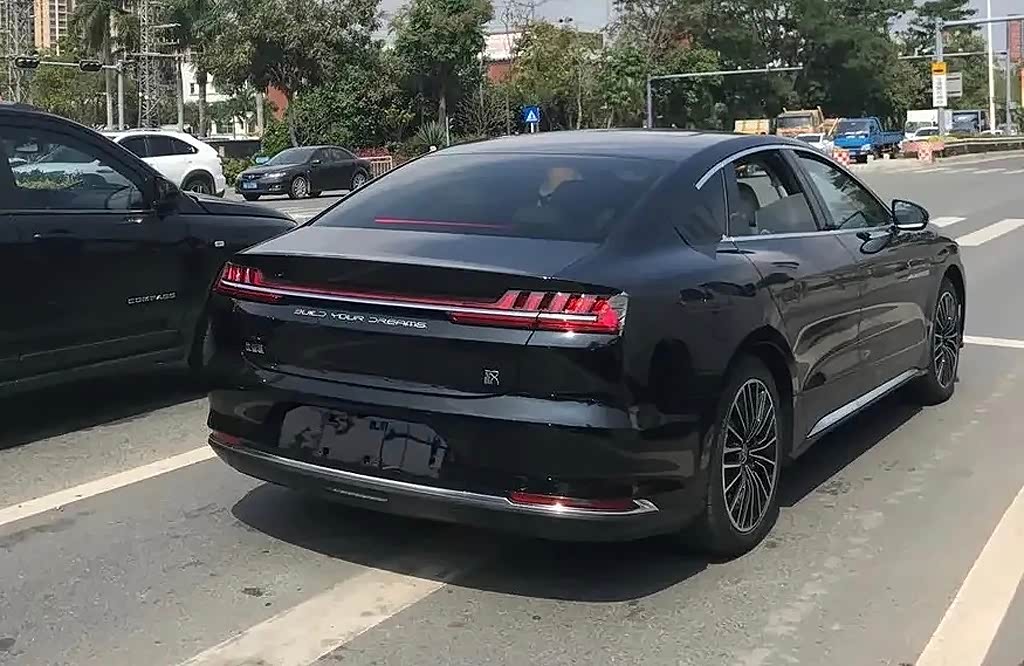 比亚迪汉ev实车现身低风阻轿跑造型破百仅需39秒