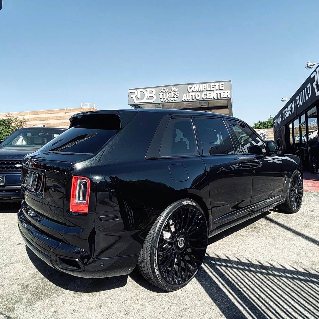 黑武士版劳斯莱斯-库里南实车实拍照,外形更加豪华与运动!