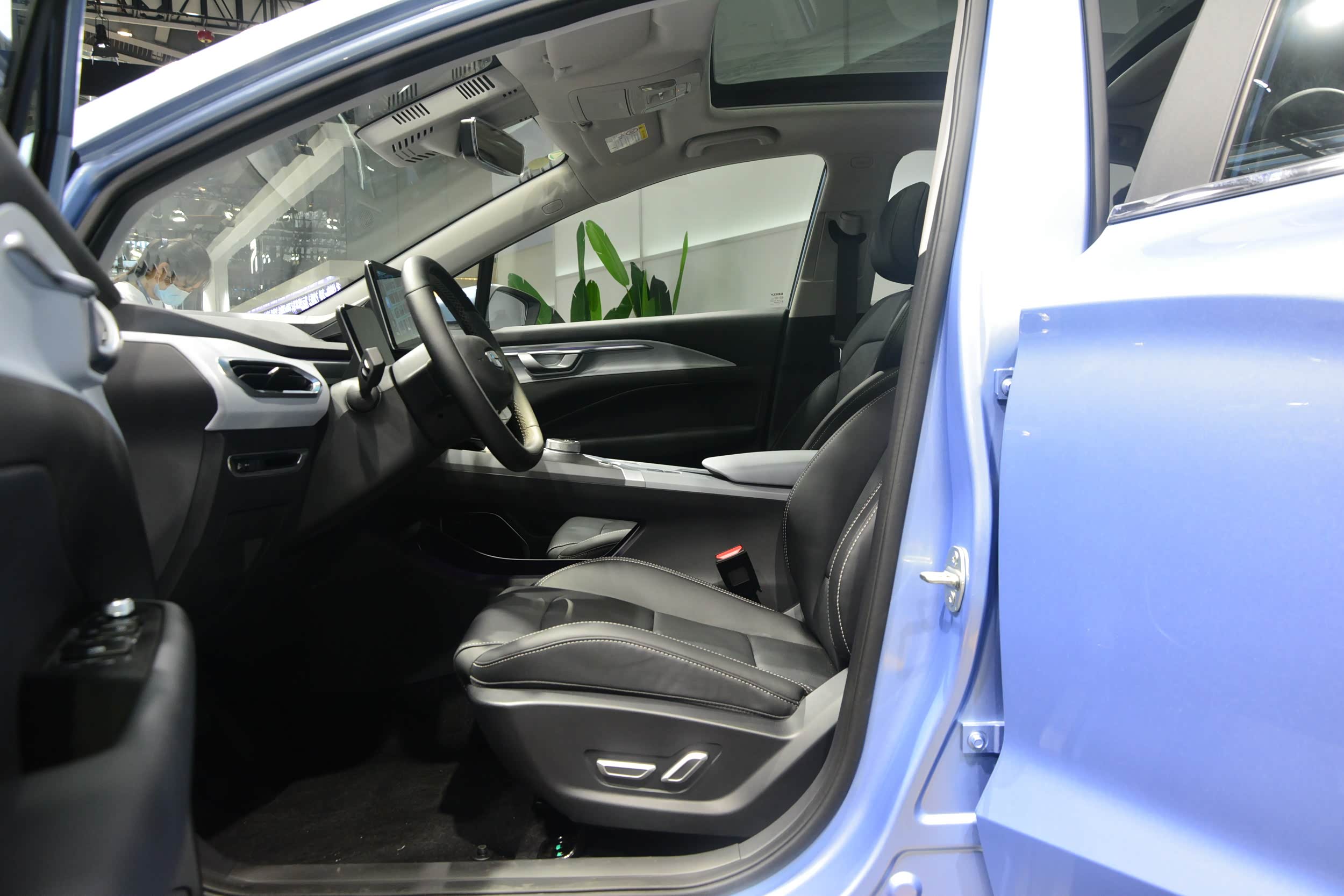 【2020粤港澳车展】实拍几何c:科技感强 续航里程最高550km