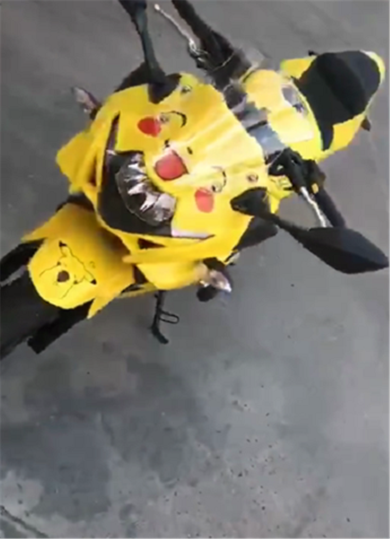 首台"皮卡丘版画"铃木250,排量248cc,配双缸引擎,9.5秒破百