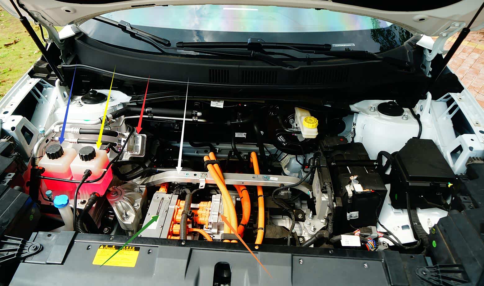 上图为拆除掉前行李舱的威马ex5 400电动汽车前部动力舱各分系统细节